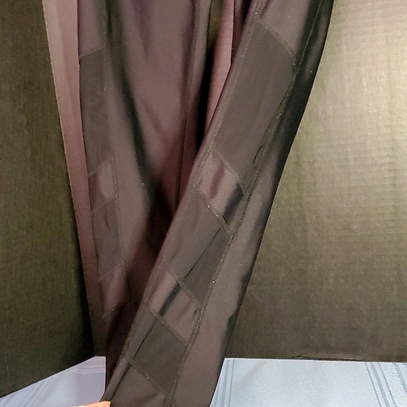 Sommer Ray Black Leggings with Mesh & Pockets - Size Medium (fits a 6-8) - Picture 4 of 16